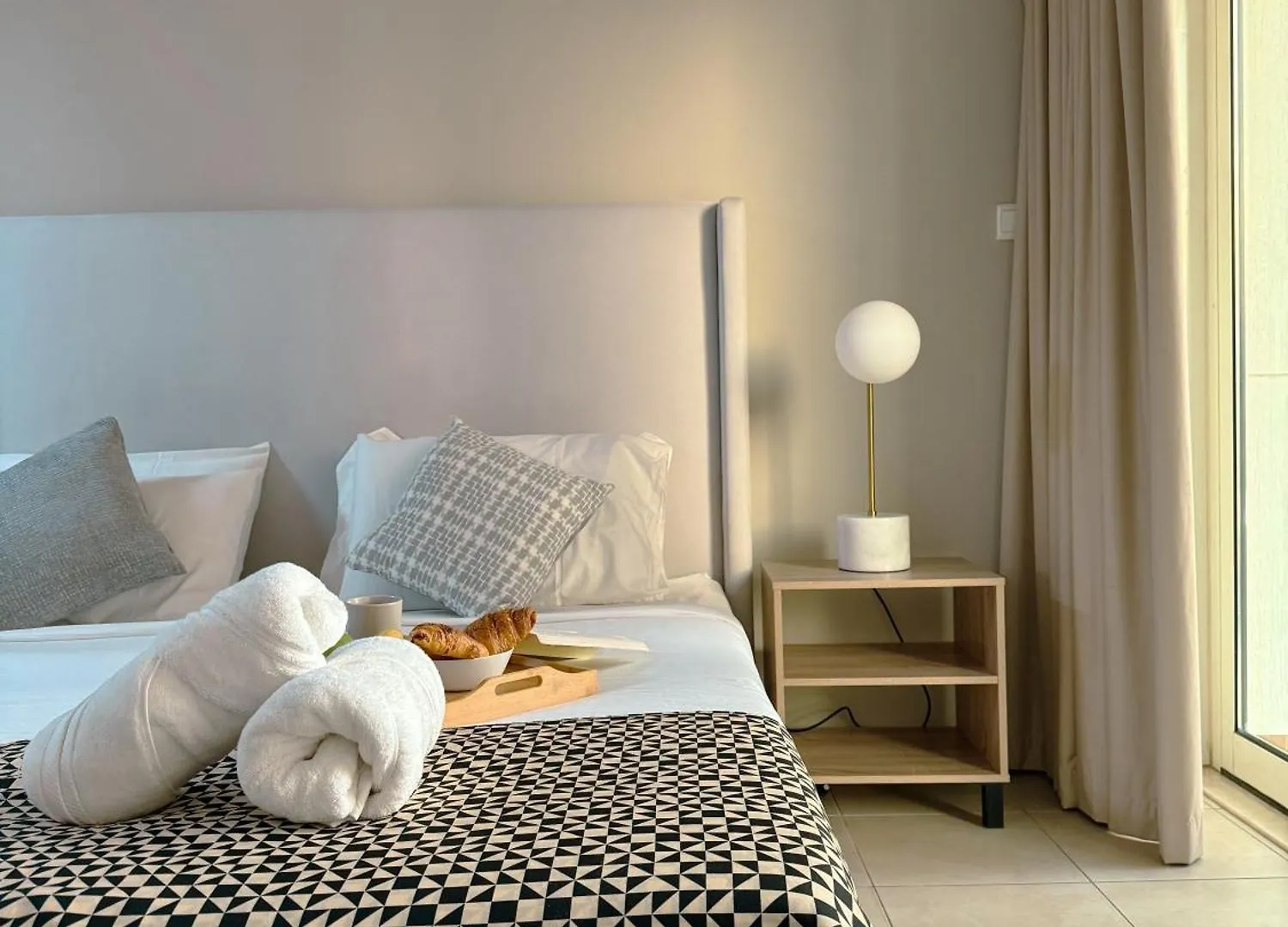 5 Minutes Walk To Dubai Mall And Burj Khalifa Apartment